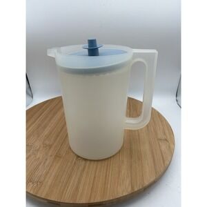 Vintage‎ Push Button Blue TUPPERWARE 1/2 Gal Pitcher 1676-5